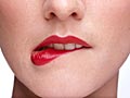 Frau beit sich auf die Lippen  Stockbyte